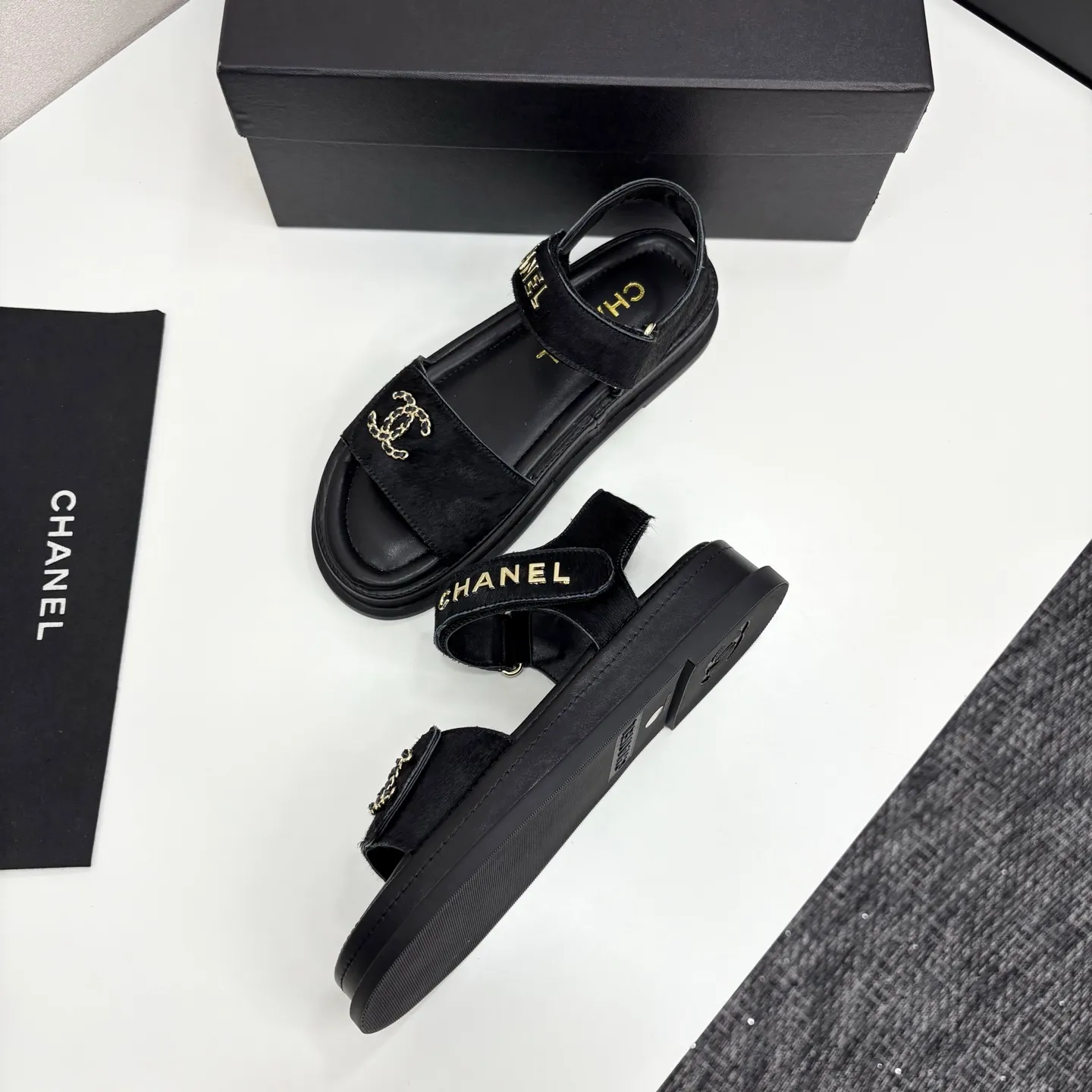 👟👟Ex-factory price 560👟👟Chanel Chanel's new early autumn thick-soled sandals are popular on catwalks on major social platforms. One of the most popular sandals at the moment. Soft and comfortable on the feet. Horsehair upper imported from Italy. Sheepskin feet. Original molded outsole Size: 35-40 (41 customized)